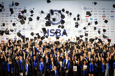 HSBA Graduierungsfeier 2025 Ausschnitt Bachelor Hüte Foto