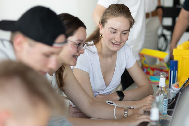 HSBA Junior Academy / Junge Akademie Gruppenfoto mit Laraphina Stelzer