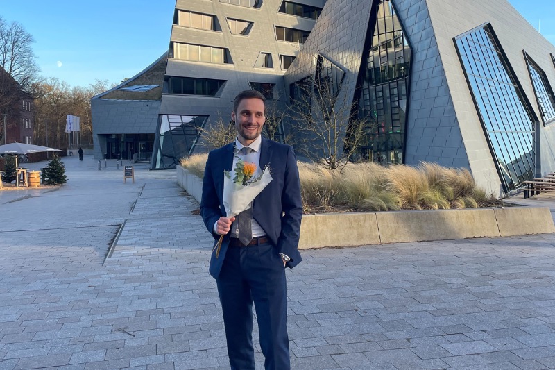 HSBA Doktorand Niklas Bergmann Doktorand vor der Leuphana