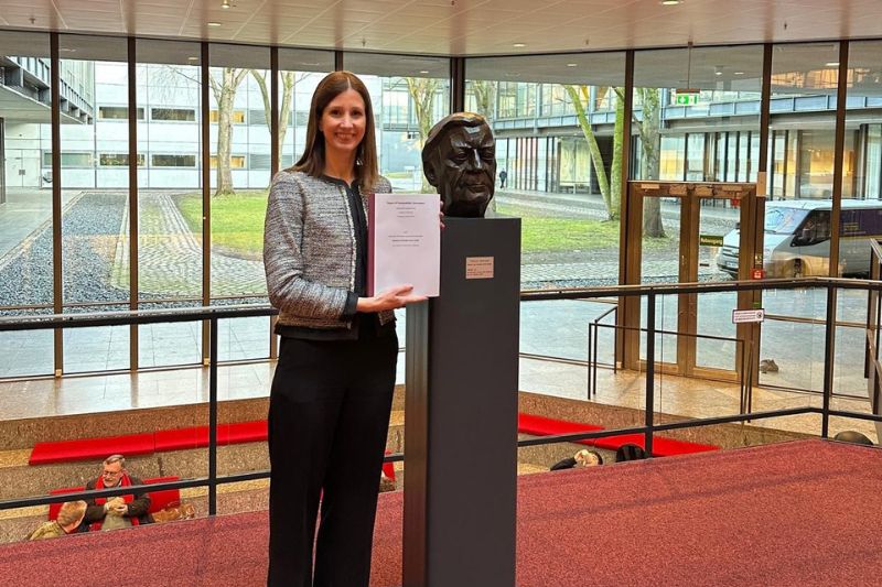 HSBA Doktorandin Johanna Försterling Porträtfoto mit Urkunde