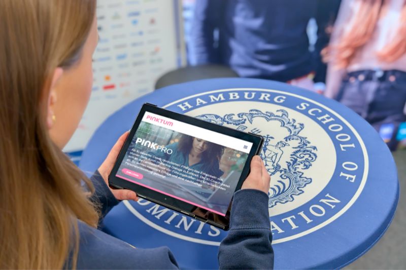 Einführung PINKpro KI Coach an der HSBA Studentin mit ipad