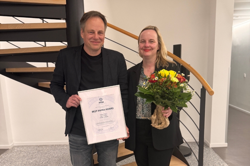 HSBA Best Paper Award 2026: Prof. Dr. Sönke Hartmann, Prof. Dr. Sarah Jastram Porträt Prof. Hartmann und Prof. Jastram mit Urkunde
